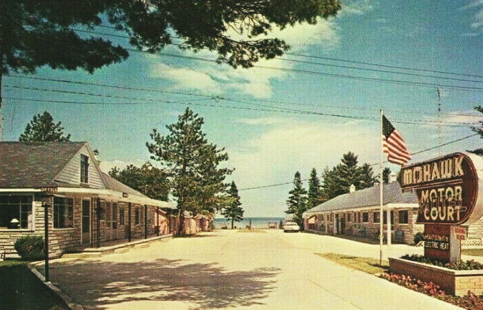 Mohawk Motel (Mohawk Motor Court) - Vintage Postcard